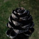 Felakasztható toboz alakú polyresin madáretető, 23 cm