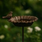 Leszúrható öntöttvas madáretető és itató , 77 cm