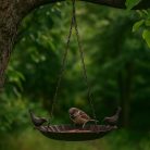 Felakasztható öntöttvas madáretető és itató, két kismadárral