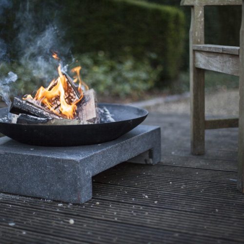 Öntöttvas tűzrakó tál négyzet alakú terrazzo gránit lapon, 59 cm átmérőjű