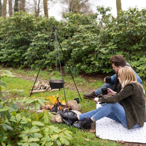 Három lábú fém bográcstartó állvány lánccal