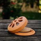 Szúnyogriasztó spirál terrakotta tartóban