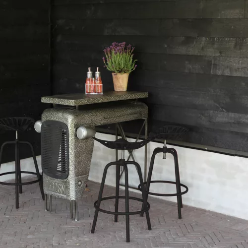 Fekete ipari bárszék konyhapult mellett, loft stílusú enteriőrben