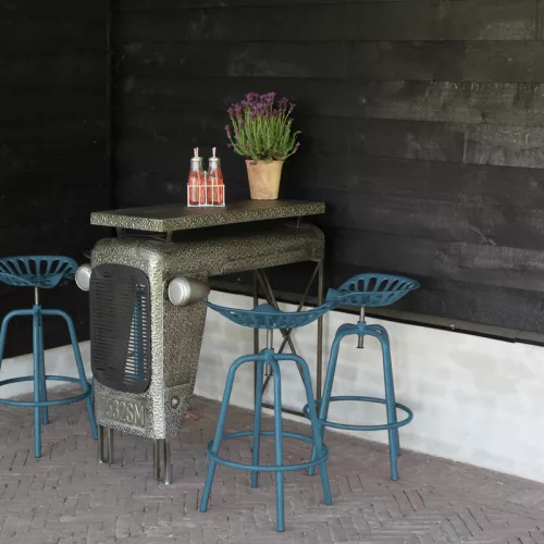 Kék ipari bárszék konyhapult mellett, loft stílusú enteriőrben