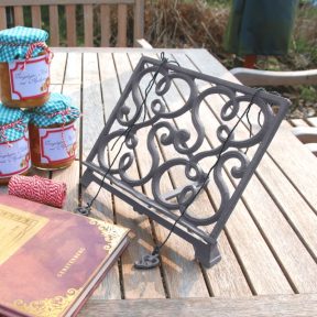 Öntöttvas dísz, lakáskiegészítő