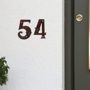 Öntöttvas házszám, betű